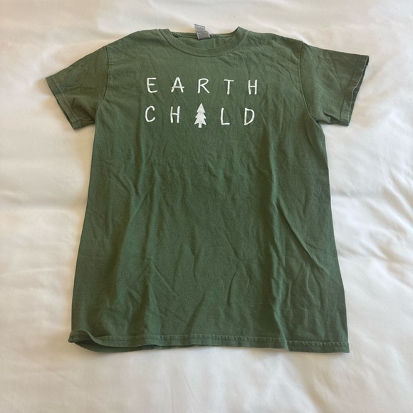 Gildan Tops - 🎉5 items for $15🎉  Earth Child Green Tee